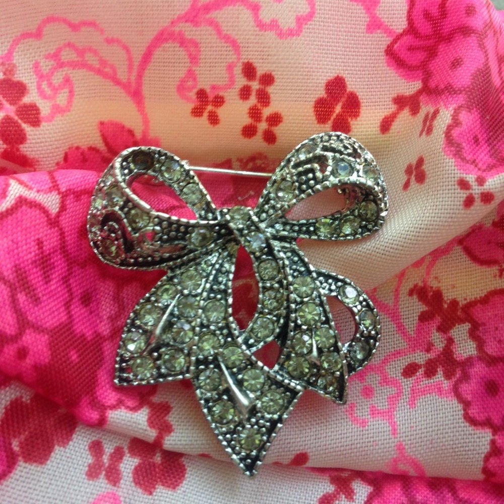 Vintage Silver-toned Grey Rhinestone Bow Brooch